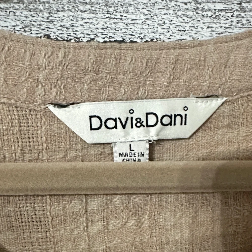 DAVI & DANI Brown Button-Up Blouse - Picture 2 of 2